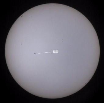 Die ISS vor der Sonne